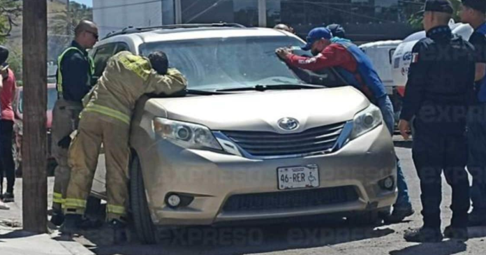 Rescatan a menor atrapado dentro de una camioneta en Hermosillo