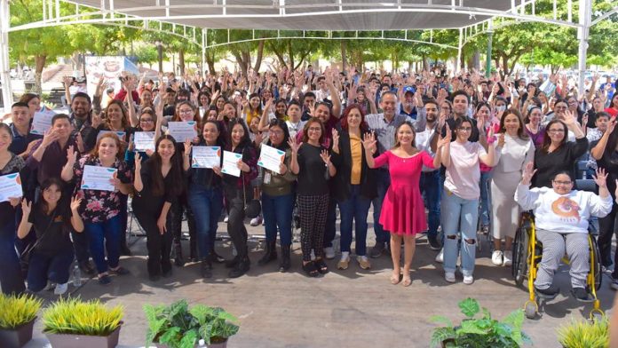 Reconoce Toño Astiazarán a participantes del segundo Taller de Lengua de Señas