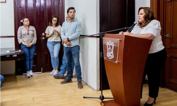 La alcaldesa doctora Karla Córdova González en conferencia de prensa.