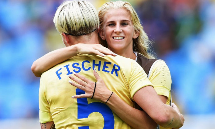 Futbolistas suecas fueron obligadas a enseñar sus genitales para jugar el Mundial de 2011. Foto Twitter @WEURO