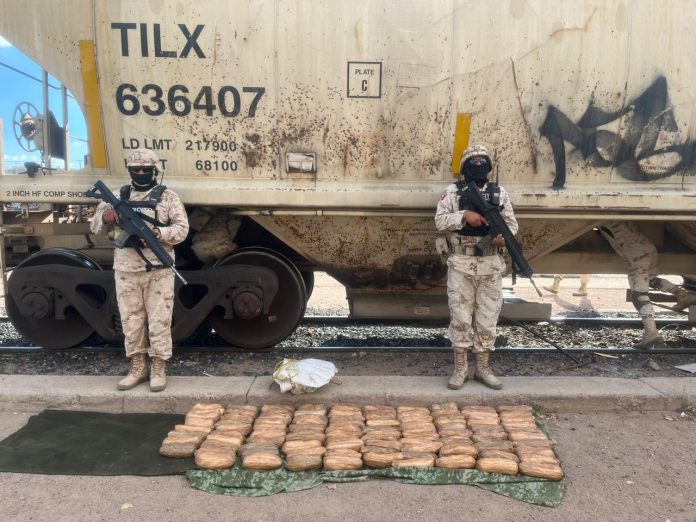 Decomisan más de 100 kilos de metanfetamina en vagón del tren. Fotos Twitter @barron_cesar