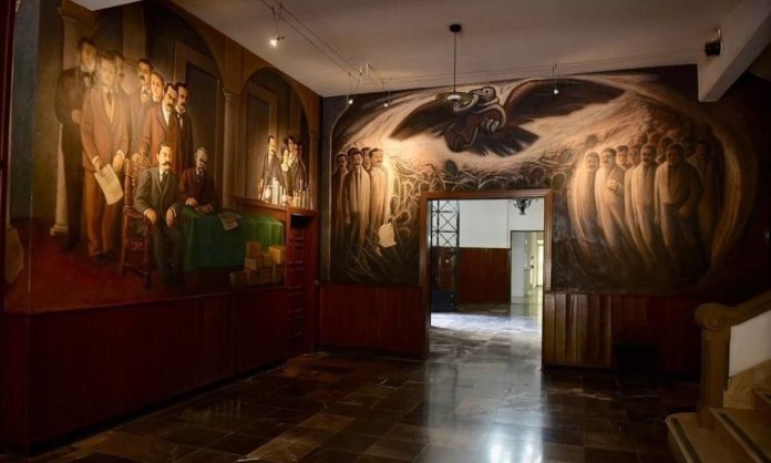 Devela Toño Astiazarán placa del mural Pioneros del artista visual Héctor Martínez Arteche