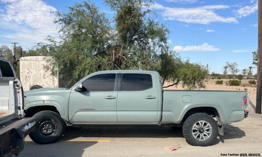 Aseguran 14 camionetas cargadas con arsenal bélico y droga en Sonora