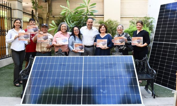 Entrega Toño Astiazarán paneles solares a hermosillenses cumplidos que participaron en promoción