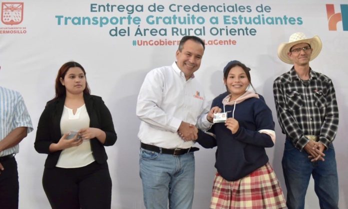 Recupera Toño Astiazarán servicio de transporte escolar gratuito a estudiantes de 3 comunidades rurales
