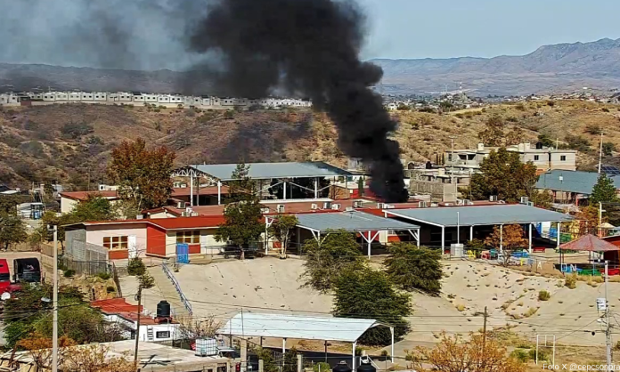 Se incendia bodega en una escuela primaria de Nogales.