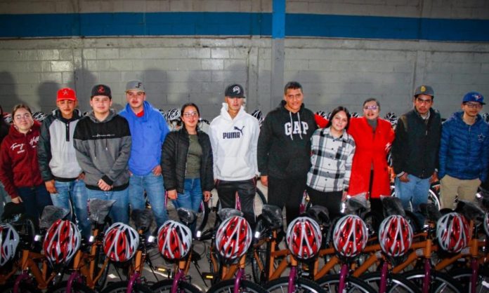Impulsan la movilidad sustentable, entregan 400 bicicletas y cascos en el municipio de Ures