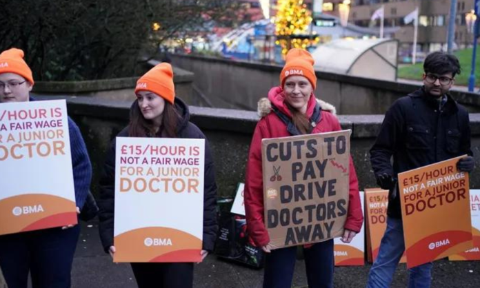 Médicos inician una histórica huelga de 6 días en Inglaterra