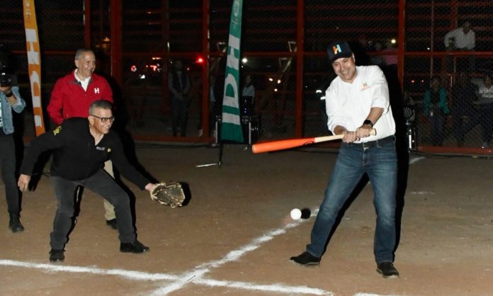 Inaugura Toño Astiazarán el tercer campo de béisbol en El Cárcamo