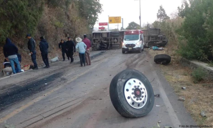 Mueren 14 peregrinos en volcadura de autobús en Malinalco