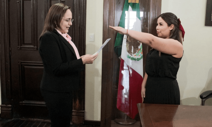 Toma Karla Córdova protesta a los nuevos funcionarios Toma Karla Córdova protesta a los nuevos funcionarios