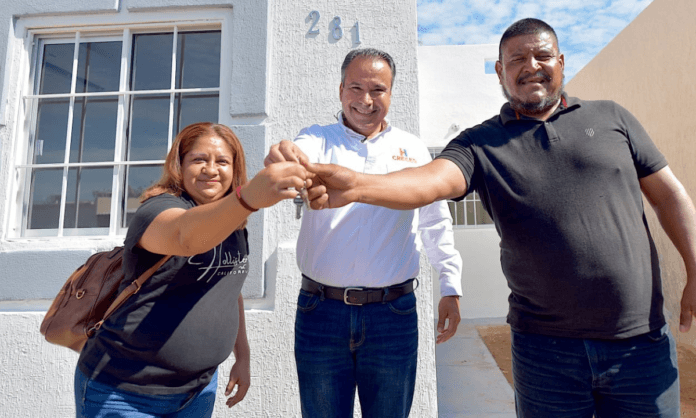 Entrega Toño Astiazarán una vivienda rescatada a pareja con discapacidad auditiva