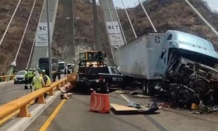 Accidente carretero en retén de policías deja a tres agentes sin vida Accidente carretero en retén de policías deja a tres agentes sin vida