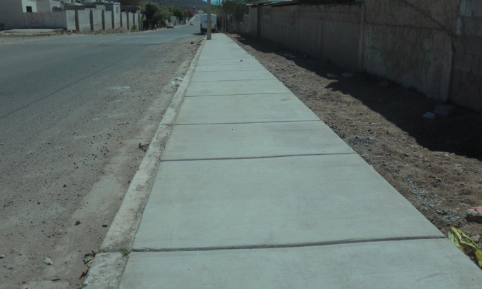 Construyen y rehabilitan banquetas y guarniciones en el sector Guaymas Norte