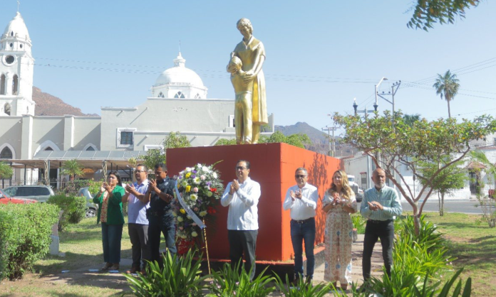 Colocan ofrenda floral y guardia en el Monumento a la Madre