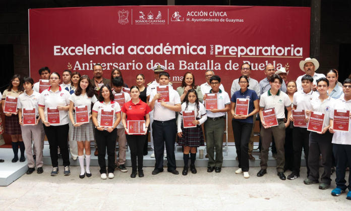 estudiantes de preparatoria Entregan reconocimientos de excelencia académica a estudiantes de preparatoria