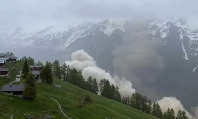 Deslizamiento de glaciar sepulta un pueblo en Suiza, hay un desaparecido