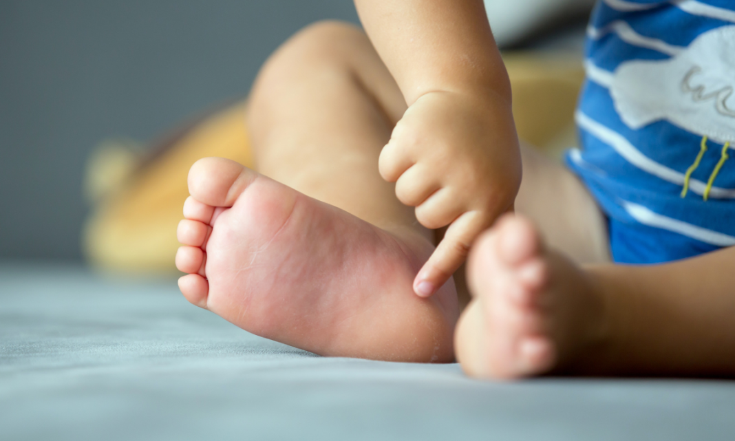 Niño de 2 años termina en coma luego de ser azotado de cabeza contra el suelo