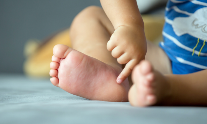 Niño de 2 años termina en coma luego de ser azotado de cabeza contra el suelo