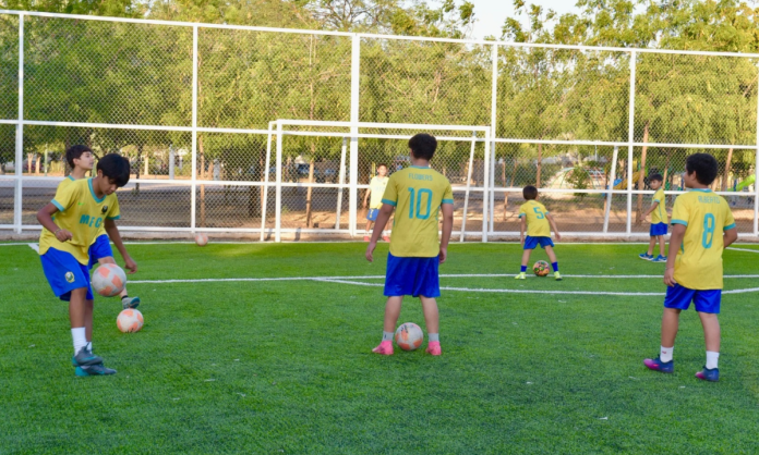 Cumple Toño Astiazarán a vecinos de Villas del Mediterráneo con rehabilitación de cancha de fútbol