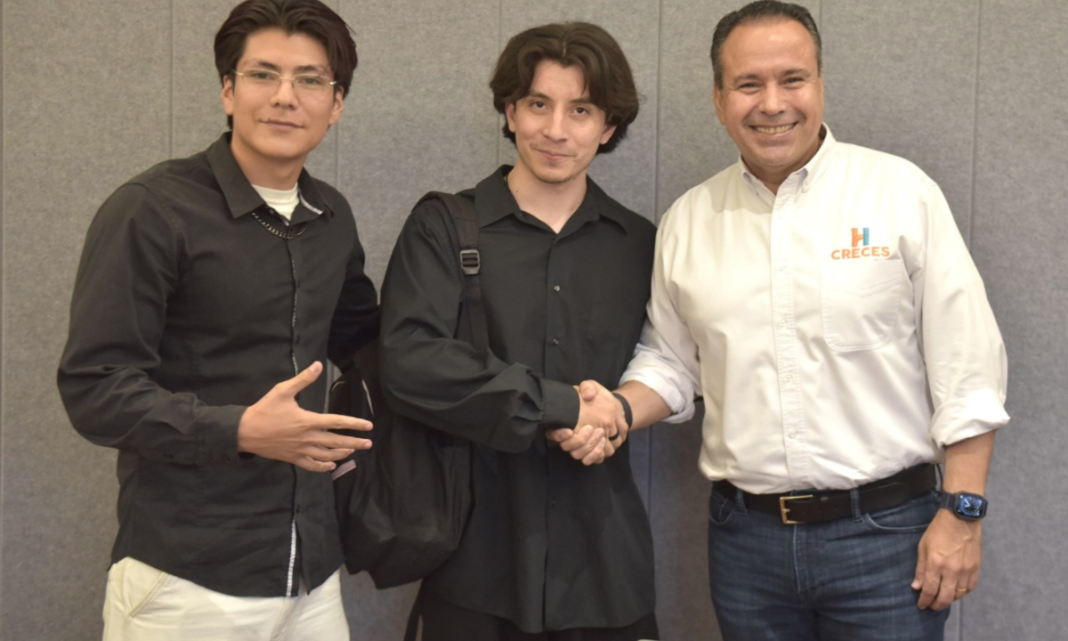 Cumple Toño Astiazarán a jóvenes ganadores de Smart City Hackathón para hacer realidad sus proyectos innovadores