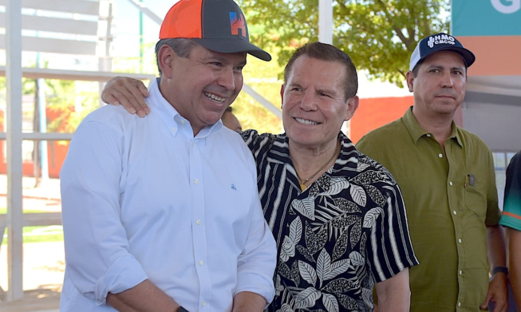 Inauguran Toño Astiazarán y Julio César Chávez rehabilitación de campo de futbol y gimnasio de box en Los Olivos