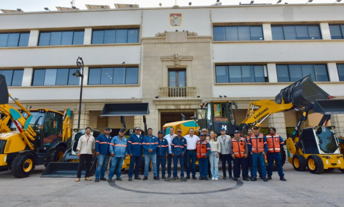 Entrega Toño Astiazarán moderna maquinaria para limpieza y reparación de calles Entrega Toño Astiazarán moderna maquinaria para limpieza y reparación de calles