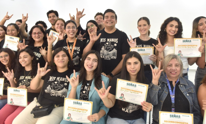 Se gradúan integrantes de sexta generación del taller de Lengua de Señas Mexicana
