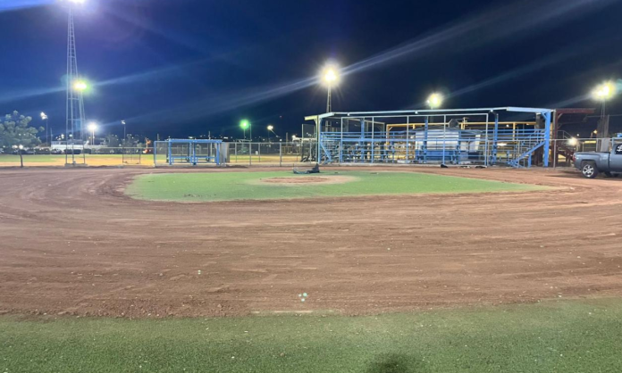 Continúan los trabajos de rehabilitación en los campos del trébol en la Unidad Deportiva