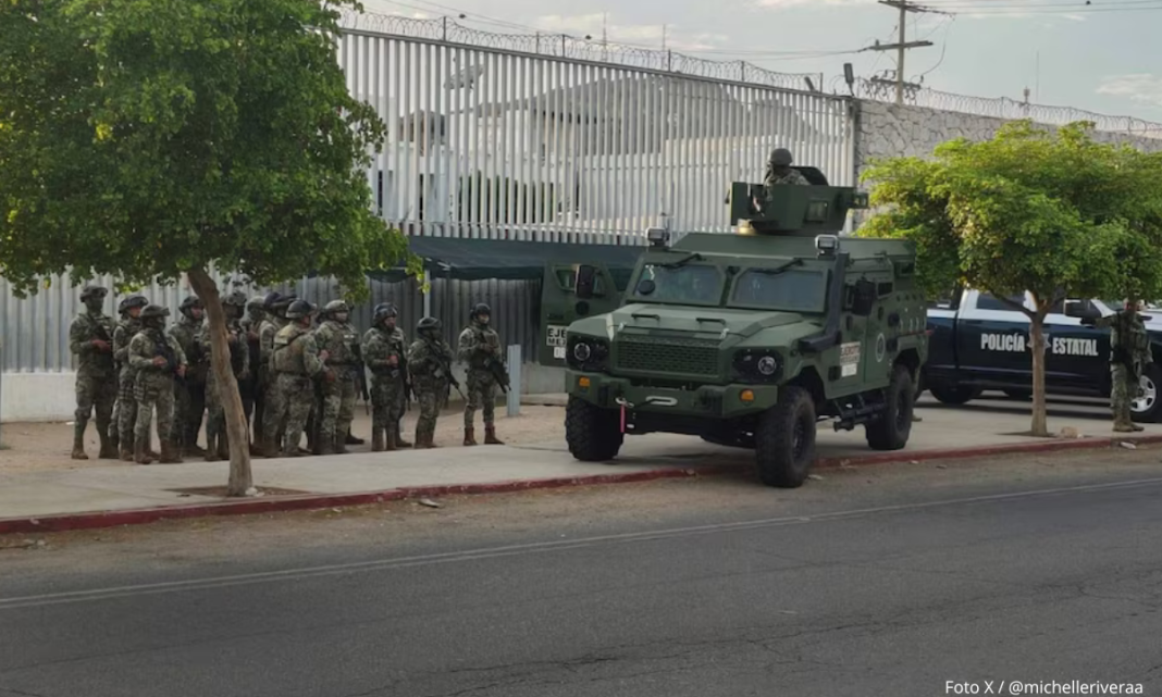 Los efectivos de seguridad estuvieron presentes durante la tarde del pasado 16 de julio para efectuar estas tareas y, según se reportó, atender a un hombre que presuntamente perdió la vida por causas naturales La movilización de fuerzas de La movilización de fuerzas de seguridad se dio pasadas las 18:00 horas en el Cereso 1 de Hermosillo, Sonora | X / @michelleriveraa La mañana del 15 de julio, elementos del Ejército Mexicano, Guardia Nacional (GN) y la Policía Estatal de Seguridad Pública (PESP) desplegaron un operativo especial en el Centro de Reinserción Social (Cereso) número 1 de Hermosillo, Sonora, con motivo de un cateo realizado durante la madrugada. El objetivo principal fue garantizar el control del penal, tanto en su interior como en el perímetro, y evitar la presencia de objetos prohibidos que pudieran facilitar actividades ilícitas o poner en riesgo a internos y personal. De acuerdo con versiones extraoficiales, el objetivo principal fue garantizar el control del penal, tanto en su interior como en el perímetro, así como evitar la presencia de objetos prohibidos que pudieran facilitar actividades ilícitas o poner en riesgo a internos y personal. De acuerdo con medios locales, De acuerdo con medios locales, la revisión y 