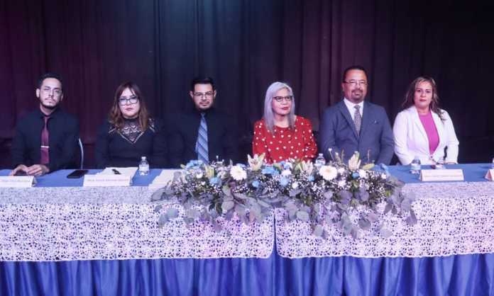 Acude tesorero municipal a ceremonia de graduación de la Escuela primaria Carmen Torres Gallegos.