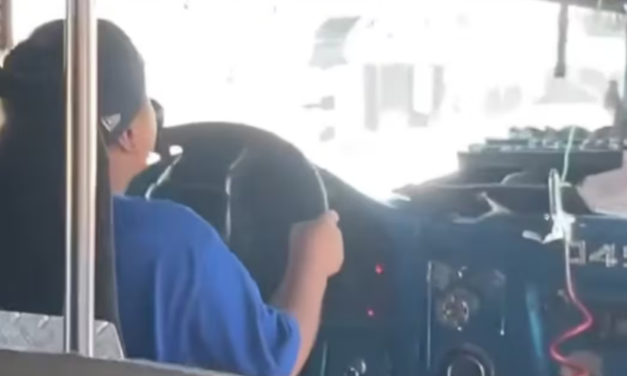 Captan a un niño conduciendo un camión del transporte público
