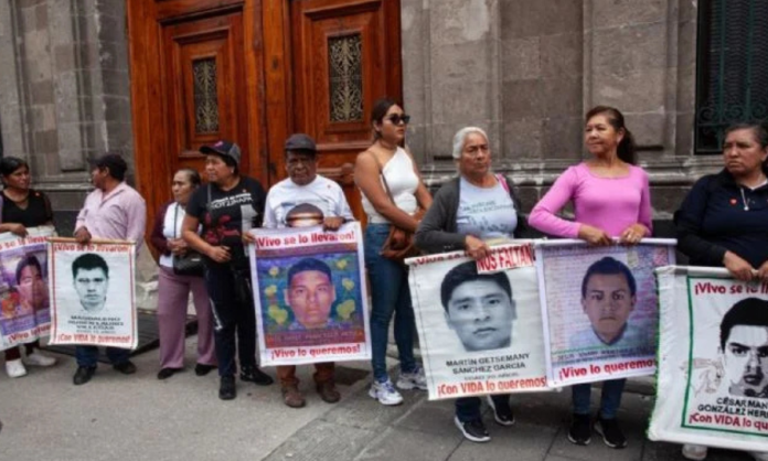 Padres de los normalistas de Ayotzinapa salen “decepcionados” de reunión con Sheinbaum