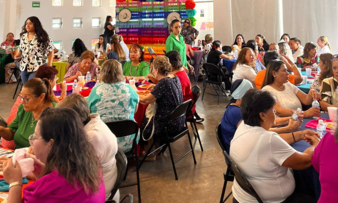 Realizan “Desayuno con causa” en beneficio de adultos mayores y niños