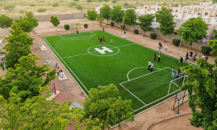Inauguran Toño Astiazarán y familias de Villa Merlot nueva cancha de futbol con pasto sintético
