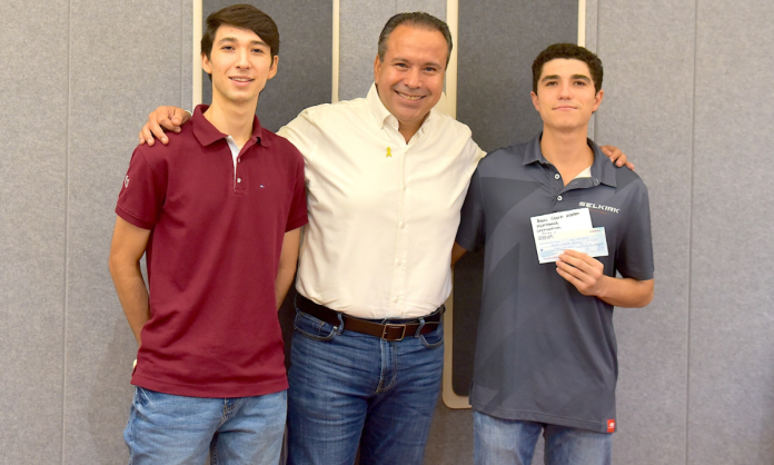 Apoya Toño Astiazarán a jóvenes deportistas para competencias internacionales