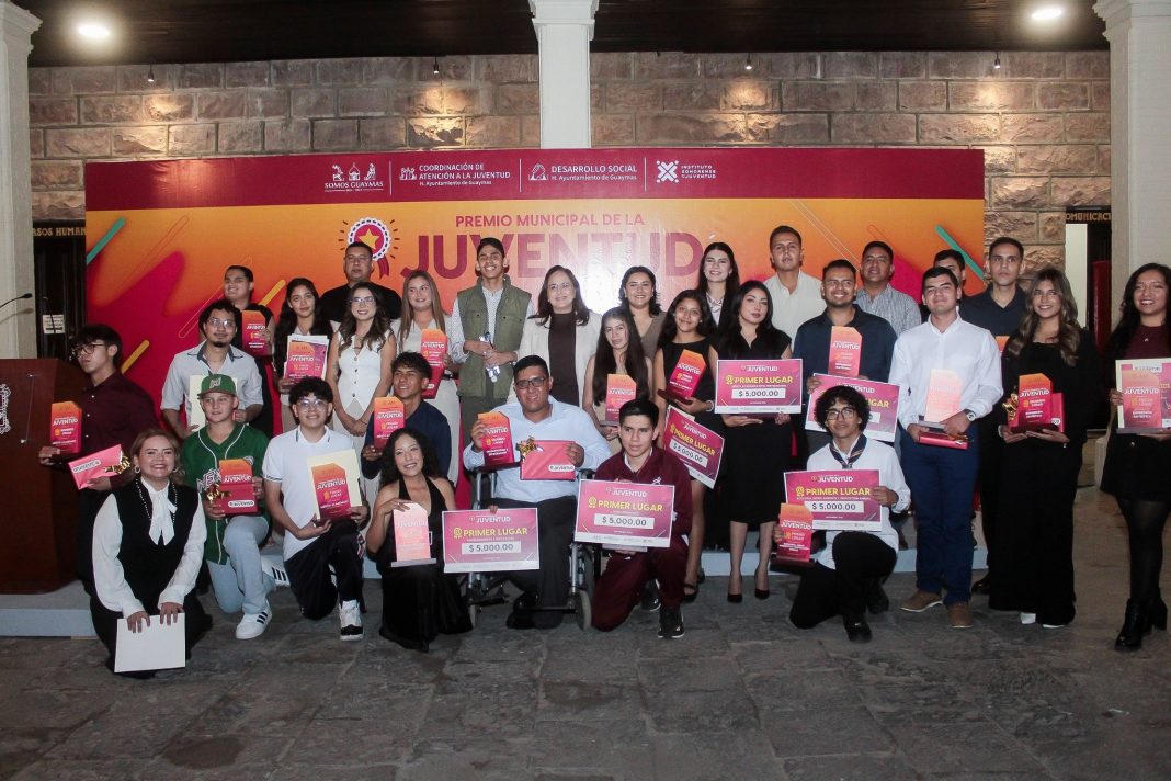 Entrega Karla Córdova el Premio Municipal de la Juventud