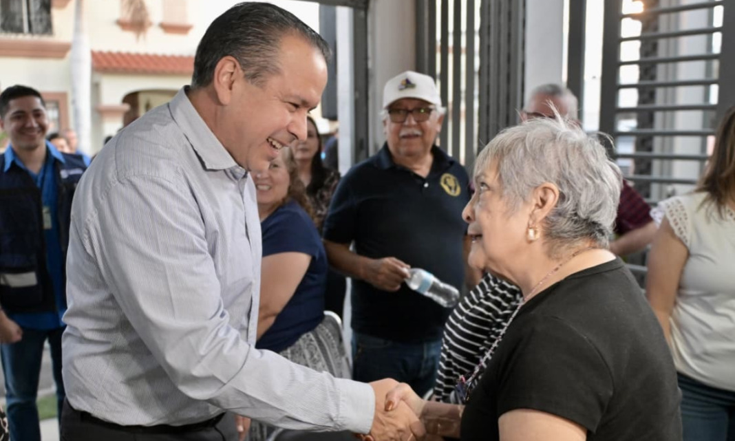 Acerca Toño Astiazarán servicios de "Miércoles en tu colonia" a familias de Villa Bonita