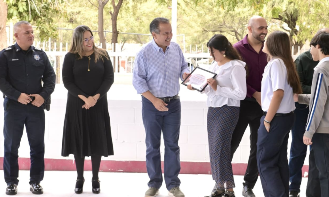 Reconoce Toño Astiazarán a estudiantes de la secundaria 9 que ganaron concurso de calaveras con material reciclado