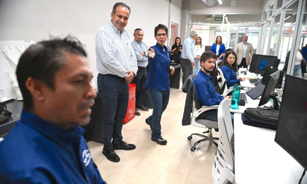 Reconoce Toño Astiazarán talento local que trabaja en vehículo eléctrico multipropósito