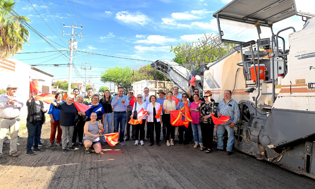 Arranca Toño Astiazarán junto a vecinos del sector, trabajos de recarpeteo en la calle Sahuaripa