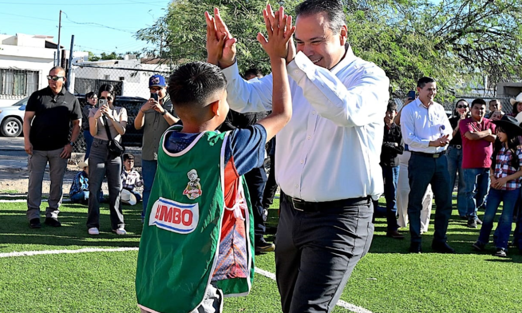 Hace equipo Toño Astiazarán con comunidad escolar para construir cancha de futbol