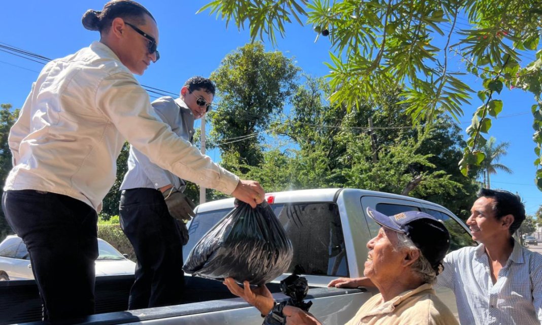 Ayuntamiento de Guaymas continúa con la entrega de croquetas en colonias del municipio