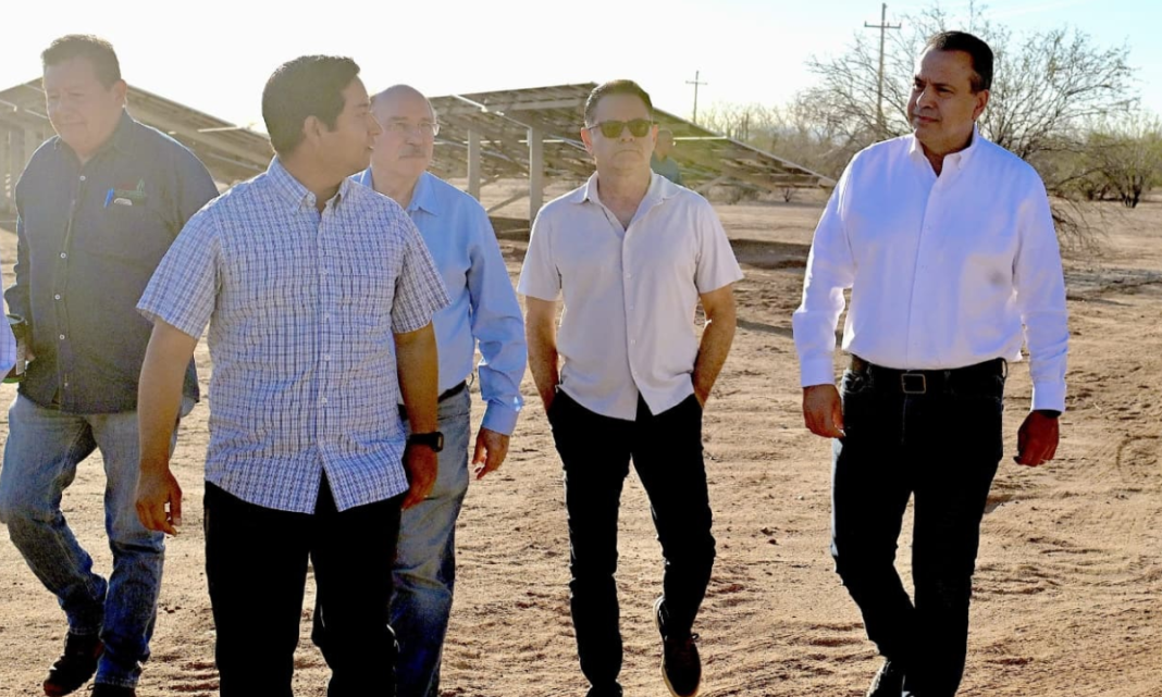 Supervisa Toño Astiazaran operación de 3 mil paneles solares para eficientar suministro de agua en los hogares