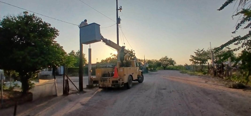 Continúa reparación de alumbrado público en el Valle de Guaymas