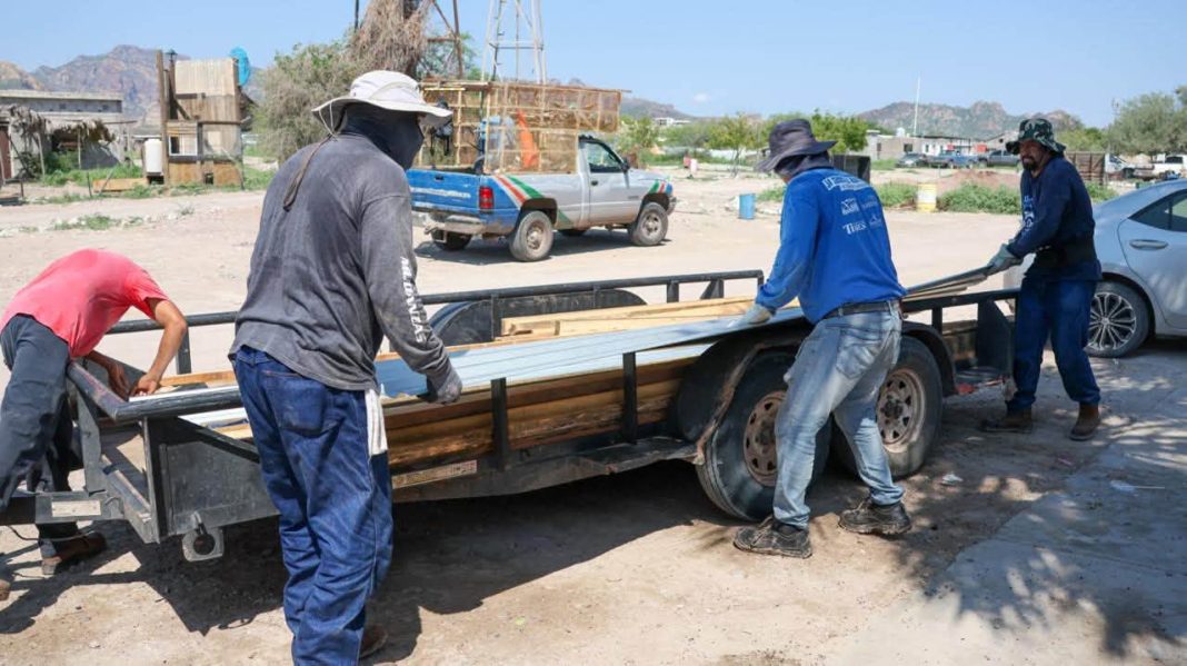 Ayuntamiento de Guaymas entrega láminas a familias afectadas por lluvias y vientos