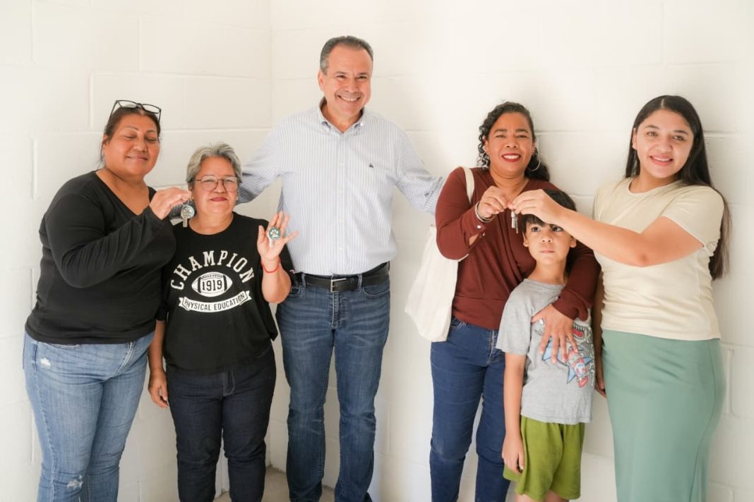 Beneficia Toño Astiazarán a familias de El Ranchito con cuartos adicionales en su vivienda