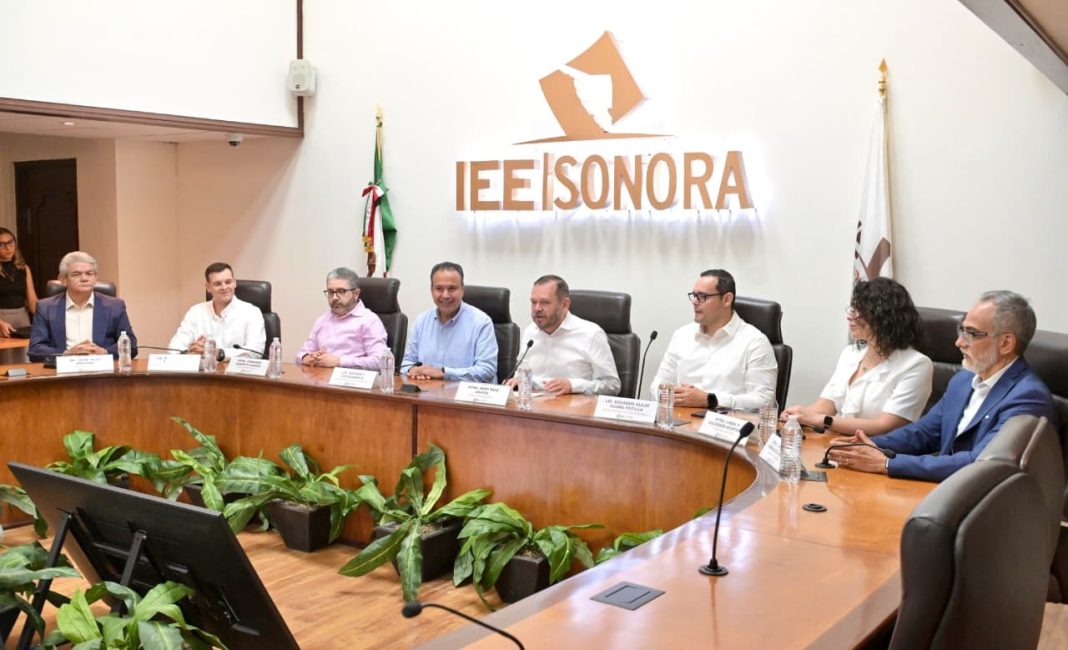 Firman convenio Toño Astiazarán e IEEyPC para fortalecer mecanismos de participación ciudadana en Hermosillo Viernes 11 de Septiembre de 2026 Para el Gobierno Municipal es muy importante que la democracia llegue a las colonias, reiteró Antonio Astiazarán Gutiérrez al firmar un convenio donde el Ayuntamiento de Hermosillo y el Instituto Estatal Electoral y de Participación Ciudadana (IEEyPC) formalizan la coordinación para implementar herramientas de participación ciudadana como el Presupuesto CRECES. El presidente municipal, junto a Daniel García Escalante , director de Participación Ciudadana; Eduardo Acuña, Secretario del Ayuntamiento; y Nery Ruiz Arvizu, presidente del IEEyPC Sonora formalizaron el acuerdo para continuar trabajando de la mano en el fortalecimiento de los mecanismos de participación ciudadana, esfuerzo que el Instituto impulsa en los 72 municipios del Estado y que en Hermosillo ha encontrado en el Presupuesto CRECES una de sus principales herramientas. “Yo quiero reiterar gracias, muchas gracias por hacer equipo con el Gobierno Municipal y buscar este tipo de ejercicios se conviertan también en una oportunidad para que otros municipios implementen el presupuesto participativo, celebro la firma de este convenio y reiterar nuestro agradecimiento porque se lleve a cabo la siguiente edición del Presupuesto CRECES”, expresó Toño Astiazarán. El Presupuesto CRECES impulsado por el presidente municipal Antonio Astiazarán es un programa de presupuesto participativo donde la ciudadanía decide de forma directa en qué obras y proyectos se invierten los recursos públicos de su comunidad, el cual ha crecido en cuanto a cantidad de recursos, votaciones y obras realizadas, programa que ha trabajo de la mano con el IEE para facilitar urnas y mecanismos electrónicos de votación, entre otros aspectos. Aunado a esto, el Ayuntamiento de Hermosillo ha impulsado acciones en materia de participación ciudadana como la instalación del primer Cabildo Juvenil que derivó en la creación del Consejo Estudiantil Universitario donde jóvenes han propuesto acciones como el HBus y campañas de concientización sobre la salud mental. “De parte del Instituto Estatal Electoral estamos totalmente convencidos de que estos mecanismos vienen a apoyar no solo la labor que hace el IEE a través de la Ley de Participación Ciudadana sino apoyar lo que todos buscamos en conjunto tanto las autoridades electorales como los municipios que es fomentar la participación de la ciudadanía en las políticas públicas”, destacó Nery Ruiz Arvizu. Asistieron también a la firma de convenio Linda Viridiana Calderón, consejera presidenta de la CTPC; Benjamín Hernández Avalos, consejero integrante de la CTPC; y Jaime Olea Miranda, consejero electoral.